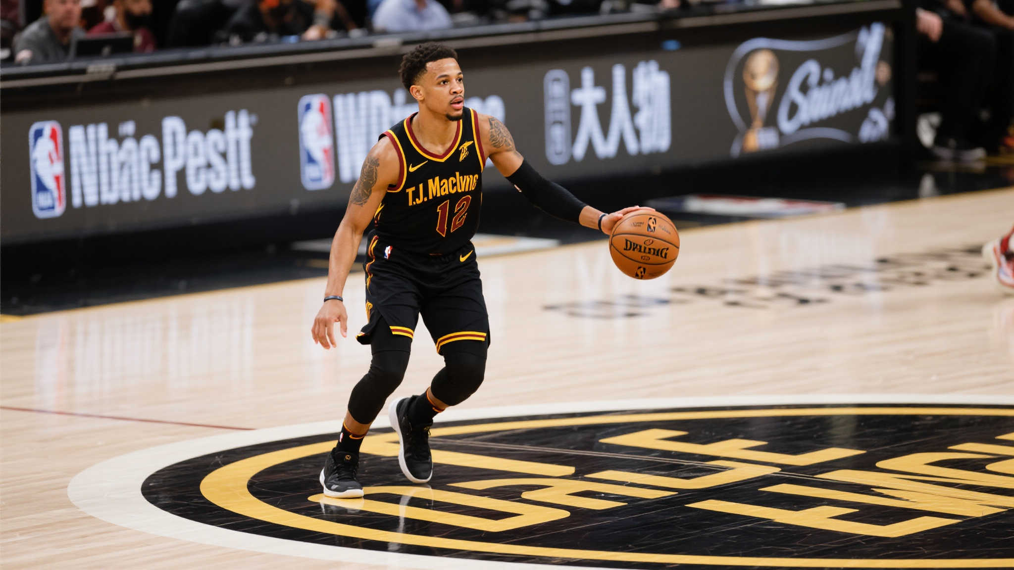 落选秀逆袭总决赛,麦康奈尔诠释平凡之路的篮球传奇 TJ麦康奈尔,这位来自匹兹堡的小个后卫,没有顶级天